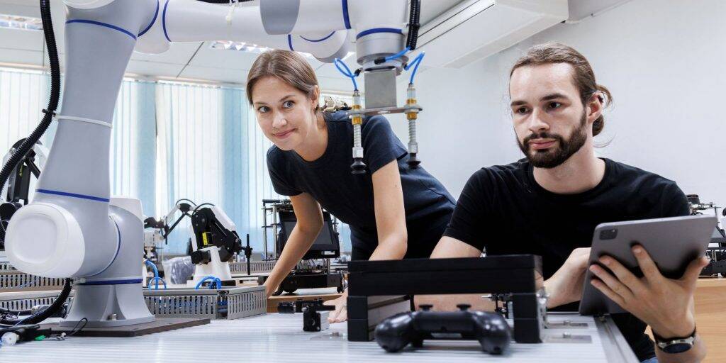 Zwei Teilnehmer bei einer Robotikweiterbildung Robotik Weiterbildung - auch mit Bildungsgutschein oder über das Qualifizierungschancengesetz der Agentur für Arbeit